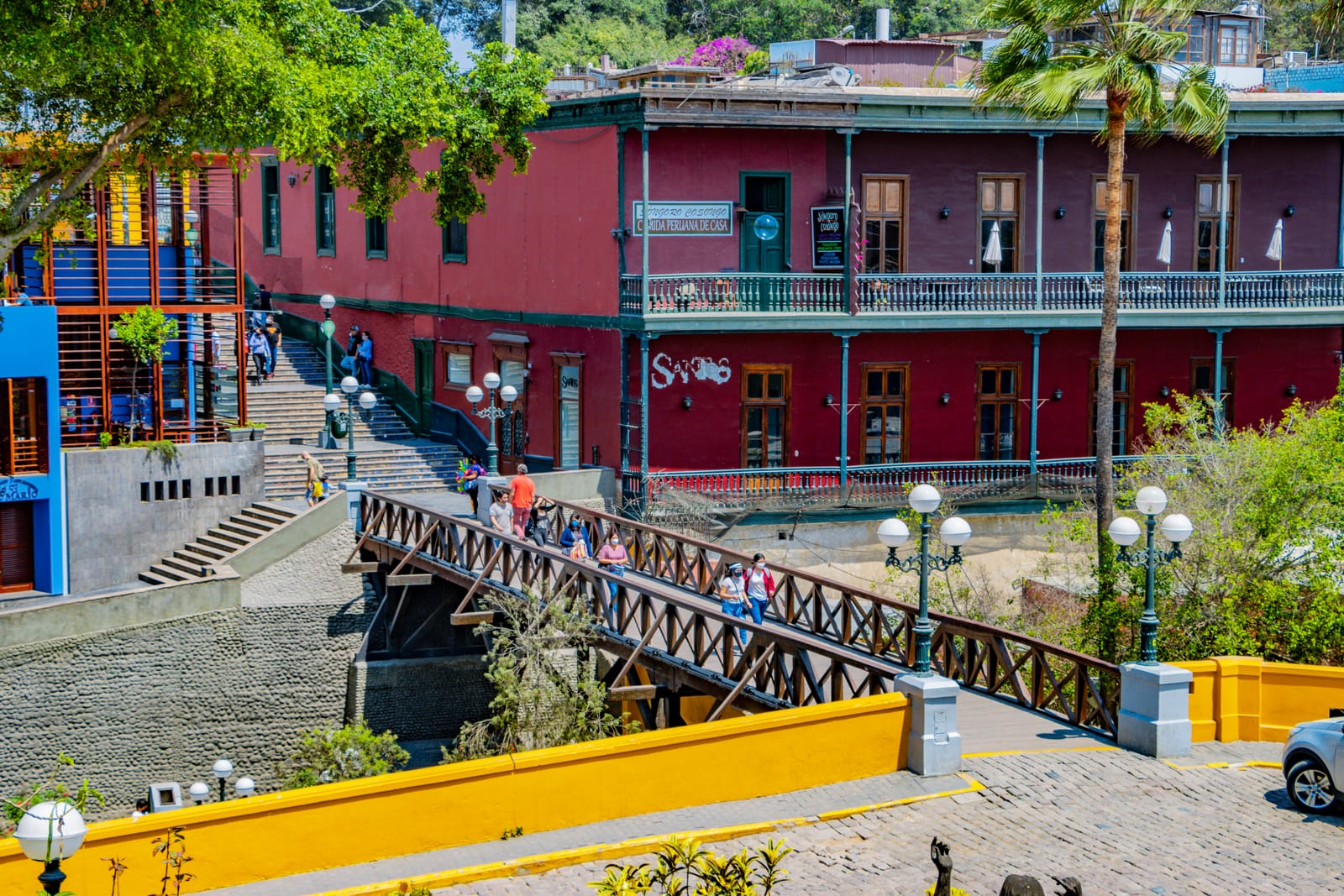 Puente de los Suspiros (Bridge of Sighs) de Barranco, puente histórico de madera en Lima, Perú