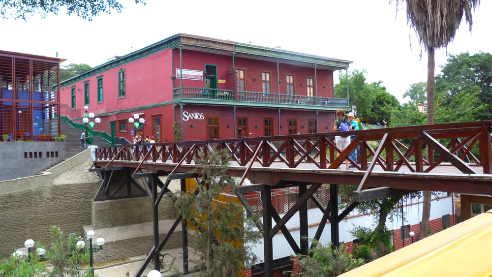 Estructura de madera del Puente de los Suspiros en Barranco